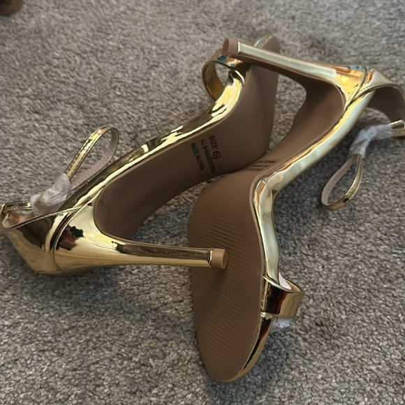 Brand new, shiny gold metallic heels with an ankle strap - Picture 2 of 4